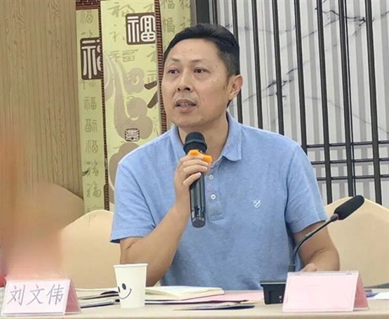 图片包含 男人, 桌子, 前, 游戏机

AI 生成的内容可能不正确。